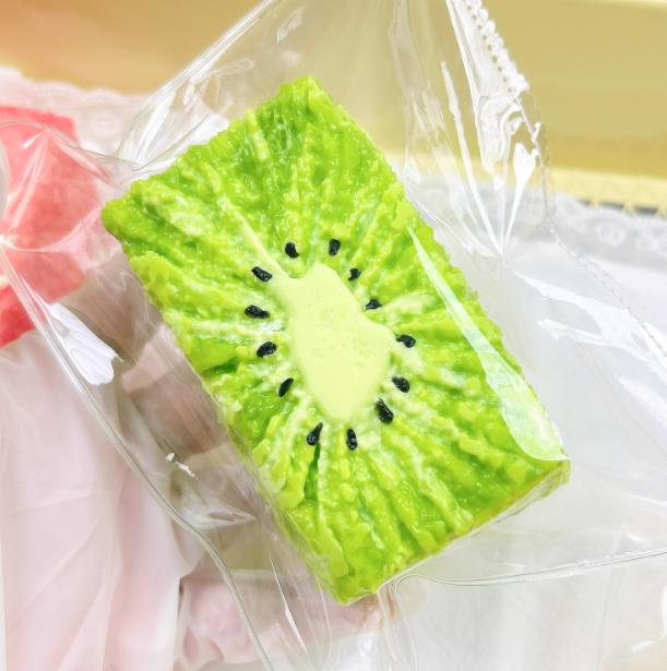 【断面萌え】厚切りキウイフルーツサンド スクイーズ（もちもち触感）