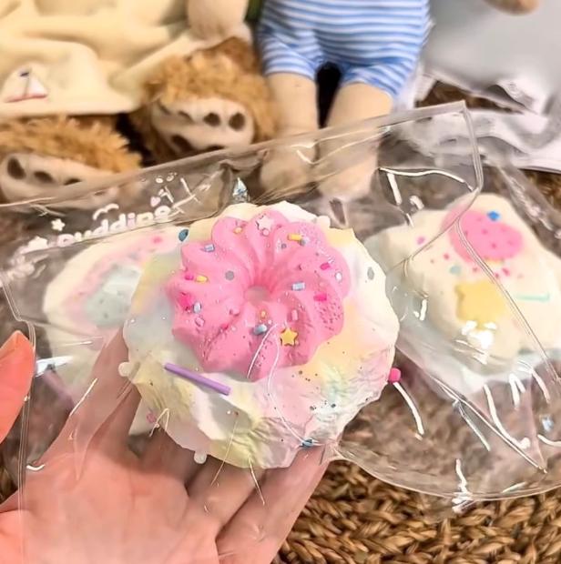 【ゆめかわ】デコレーション・ムースケーキ スクイーズ（甘いミルクの香り付き）