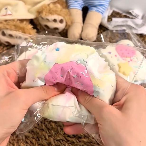 【ゆめかわ】デコレーション・ムースケーキ スクイーズ（甘いミルクの香り付き）