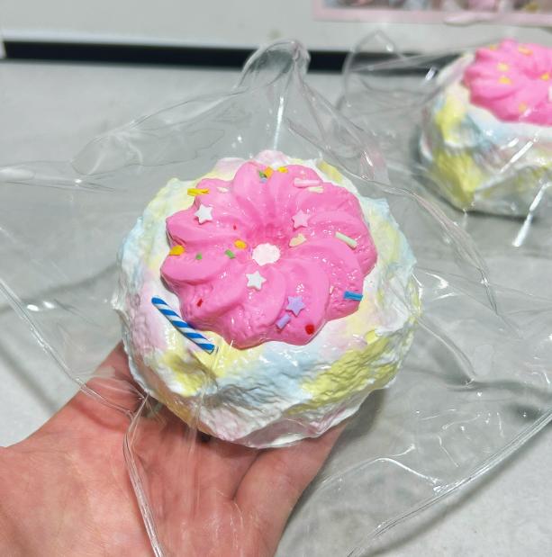 【ゆめかわ】デコレーション・ムースケーキ スクイーズ（甘いミルクの香り付き）